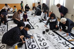 多くの親子が参加した書き初め大会